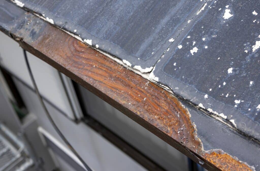 スレート屋根の劣化を放置するとどうなる？