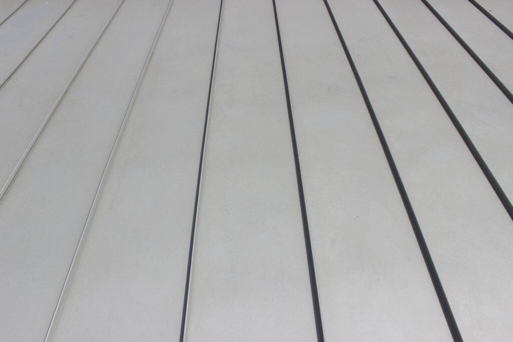 屋根カバー工法に最適なガルバリウム鋼板のメーカー