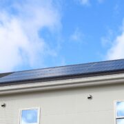 太陽光発電で屋根は痛む？影響や原因、対策方法を徹底解説！