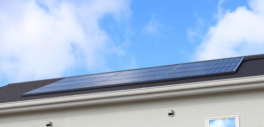 太陽光発電で屋根は痛む？影響や原因、対策方法を徹底解説！