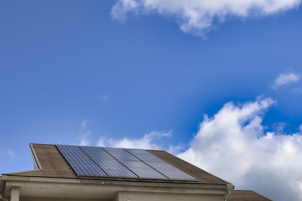 太陽光発電で屋根は痛むとどうなる？