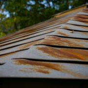 ガルバリウム鋼板屋根の寿命はどれくらい？劣化のサインや長持ちさせるコツも解説！