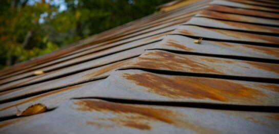 ガルバリウム鋼板屋根の寿命はどれくらい？劣化のサインや長持ちさせるコツも解説！