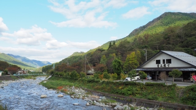 山梨県道志村で屋根修理をするなら？費用相場や補助金、業者選びのポイントを解説