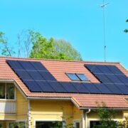 太陽光発電の設置前に屋根の塗り替えは必要？判断基準と注意点を解説