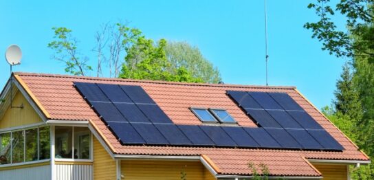 太陽光発電の設置前に屋根の塗り替えは必要？判断基準と注意点を解説