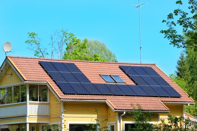 太陽光発電の設置前に屋根の塗り替えは必要？判断基準と注意点を解説