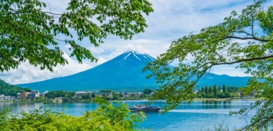 富士河口湖町で屋根修理を依頼するなら？費用相場と工事の流れを徹底解説