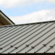 ガルバリウム鋼板屋根に太陽光パネルは設置できる？注意点を徹底解説