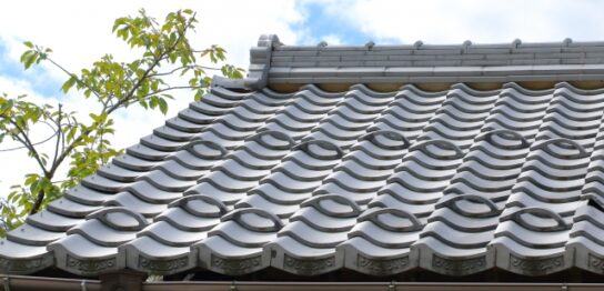 瓦屋根の寿命はどのくらい？劣化症状と長持ちさせる方法を解説